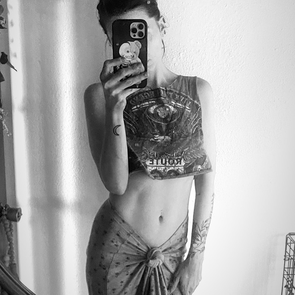 Meet your Posher, Millennial - Picture 2 of 4